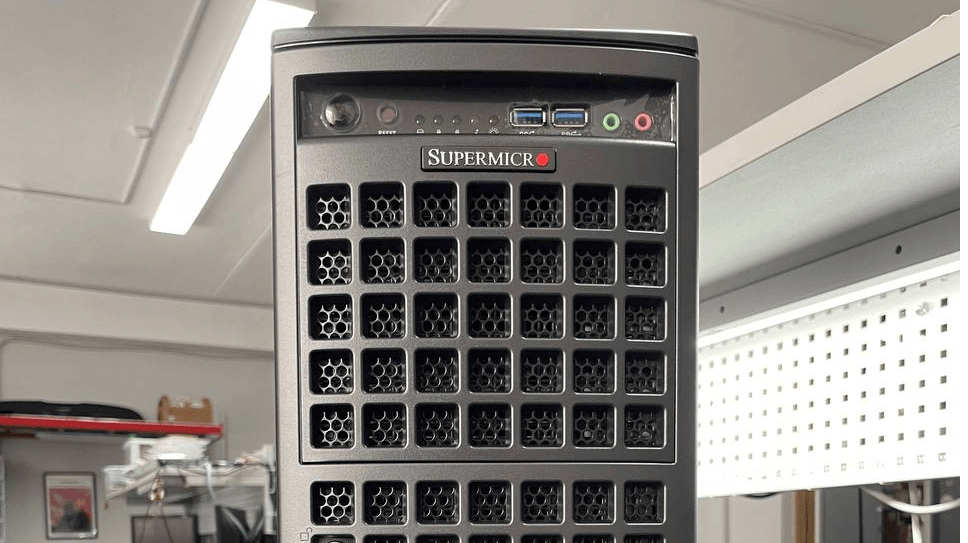закрытый корпус Supermicro 741GE-TNRT, фронтальный вид