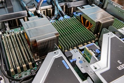 1DPC для AMD EPYC 4004: почему один модуль на канал — это выгодно