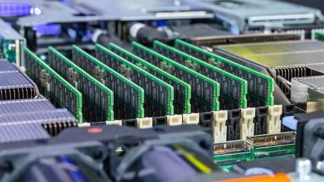 Глобальный дефицит памяти в 2025 году: что происходит и чего ждать